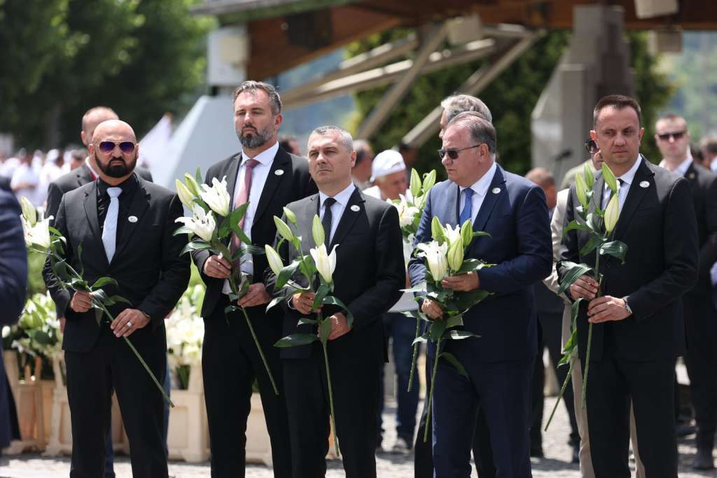 Cvijeće na Memorijalnom kamenu, 'Srebrenički inferno' za oproštaj s najdražima