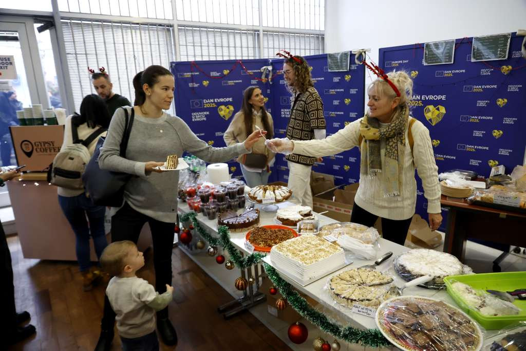 Božićni bazar Njemačke ambasade u Sarajevu otvoren uz humanitarni cilj i prazničnu atmosferu