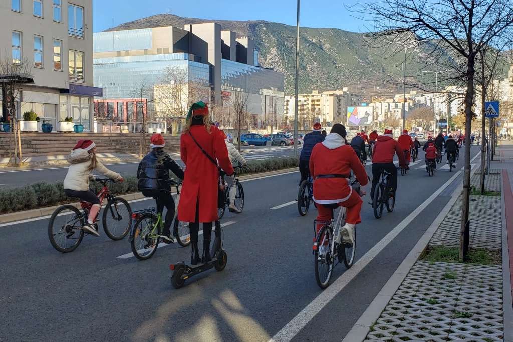 Tradicionalna biciklijada Djeda Mrazova ulicama Mostara