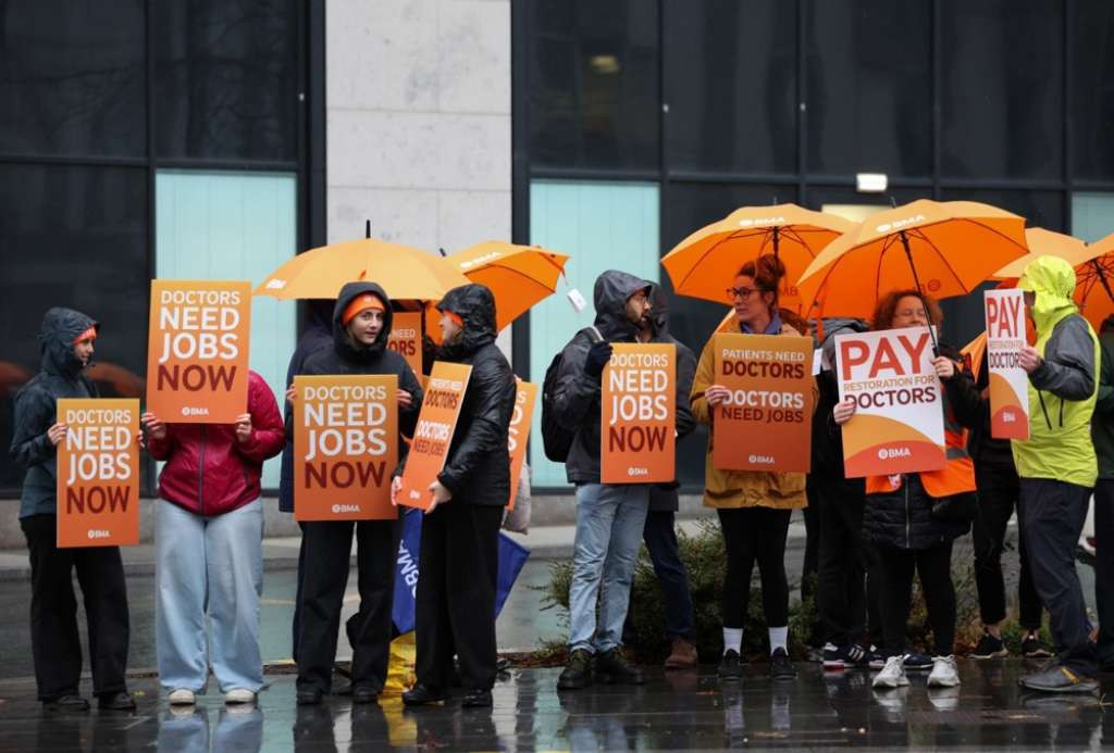 Hiljade britanskih liječnika krenulo u petodnevni štrajk