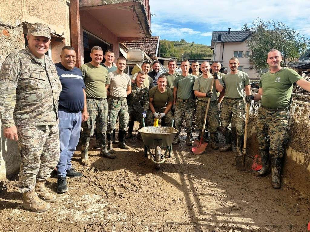 Pripadnici OS BiH osmi dan bez pauze angažirani na uklanjaju posljedica razornih poplava