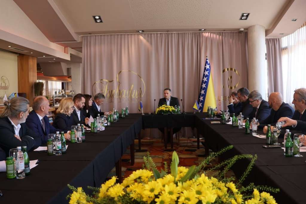 'Ujedinjeni za državu BiH': 14 političkih stranaka potpisalo podršku kandidaturi Denisa Bećirovića