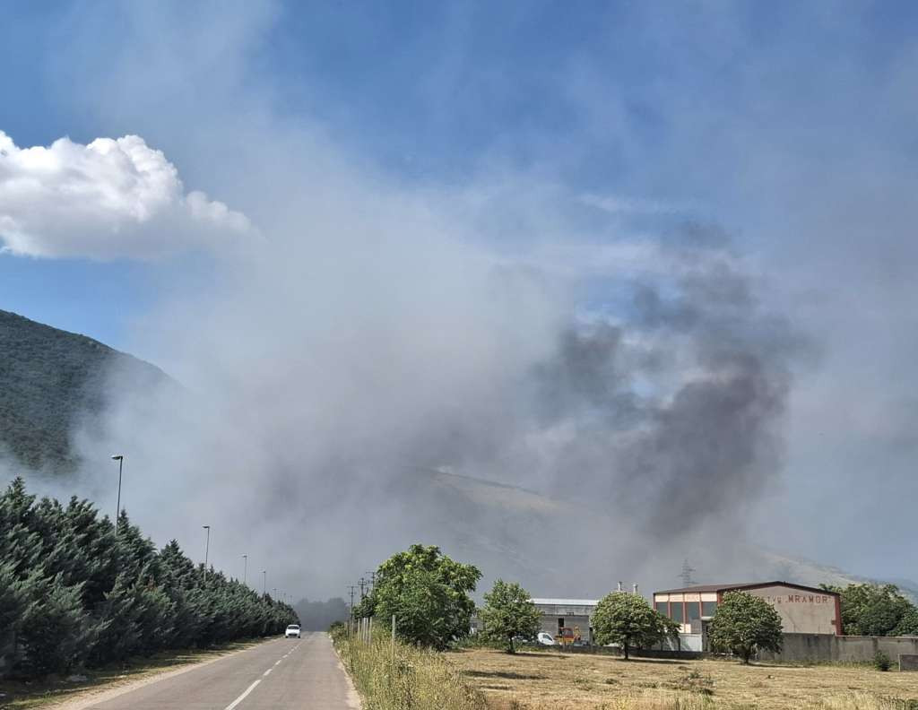 Požar na deponiji Uborak i dalje aktivan, na terenu vatrogasci