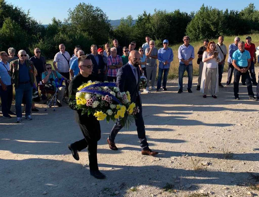 Delegacija Federalnog MUP-a na čelu sa Isakom položila cvijeće na brdu Žuč