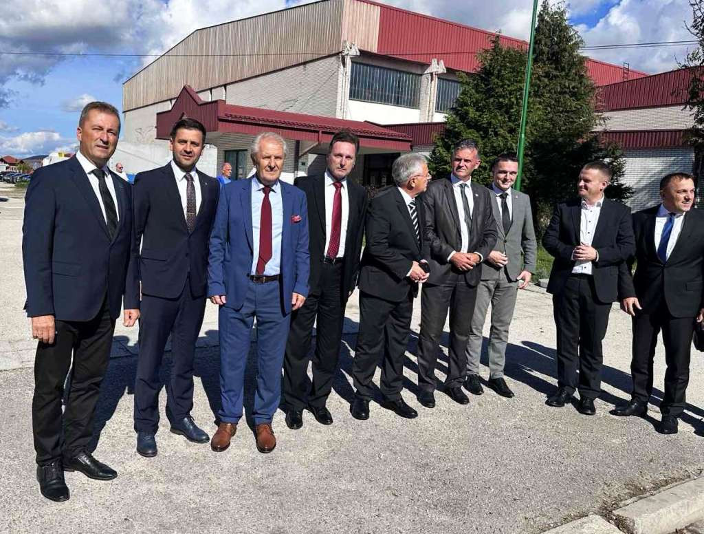 Ministar Hrnjić prisustvovao obilježavanju 30. godišnjice oslobođenja Sanskog Mosta