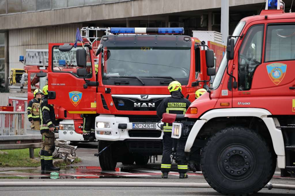 Tri požara u Mostaru u protekla 24 sata: dva na automobilima, jedan na otpadu