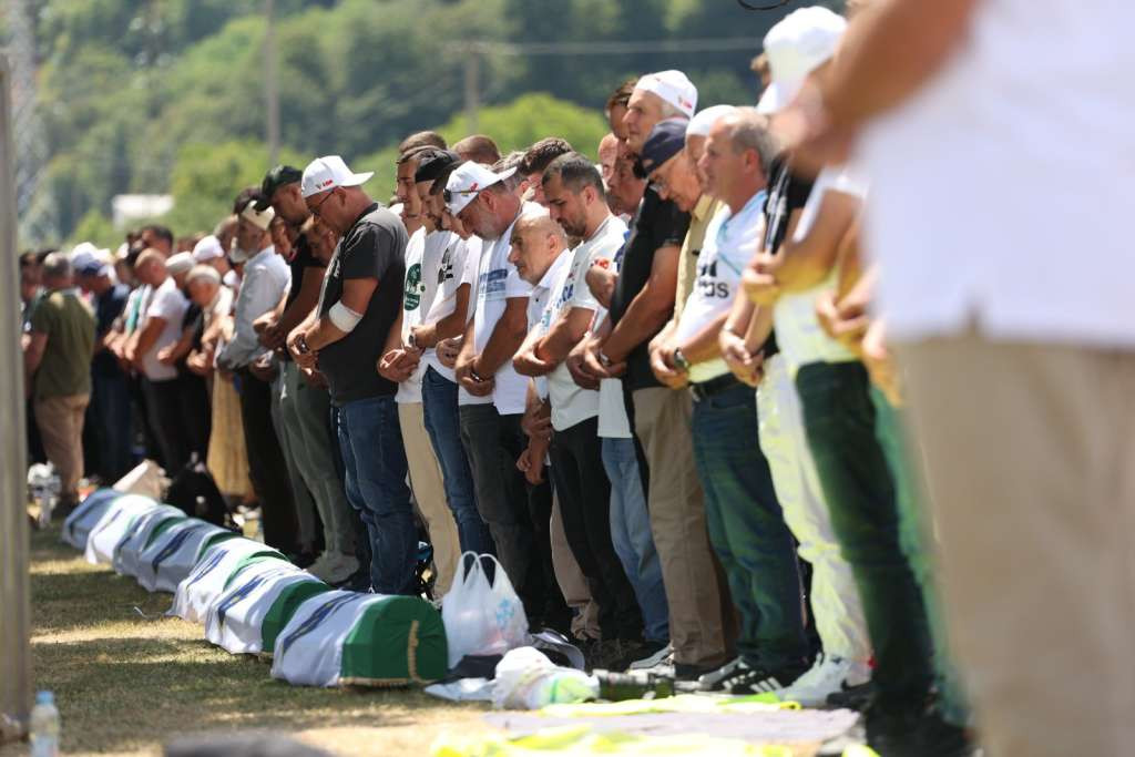 Dženazu žrtvama genocida u Srebrenici klanjalo desetine hiljada ljudi