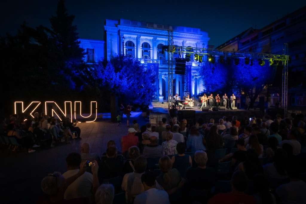 Na Trgu Susan Sontag publika uživala u jazz koncertu banda 'The Groove Society', Helem Nejse i Zhivu