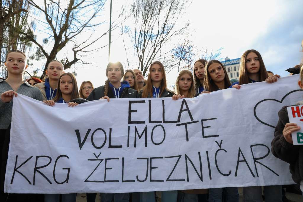 Djevojka koja je teško povrijeđena u tramvajskoj nesreći probuđena iz inducirane kome