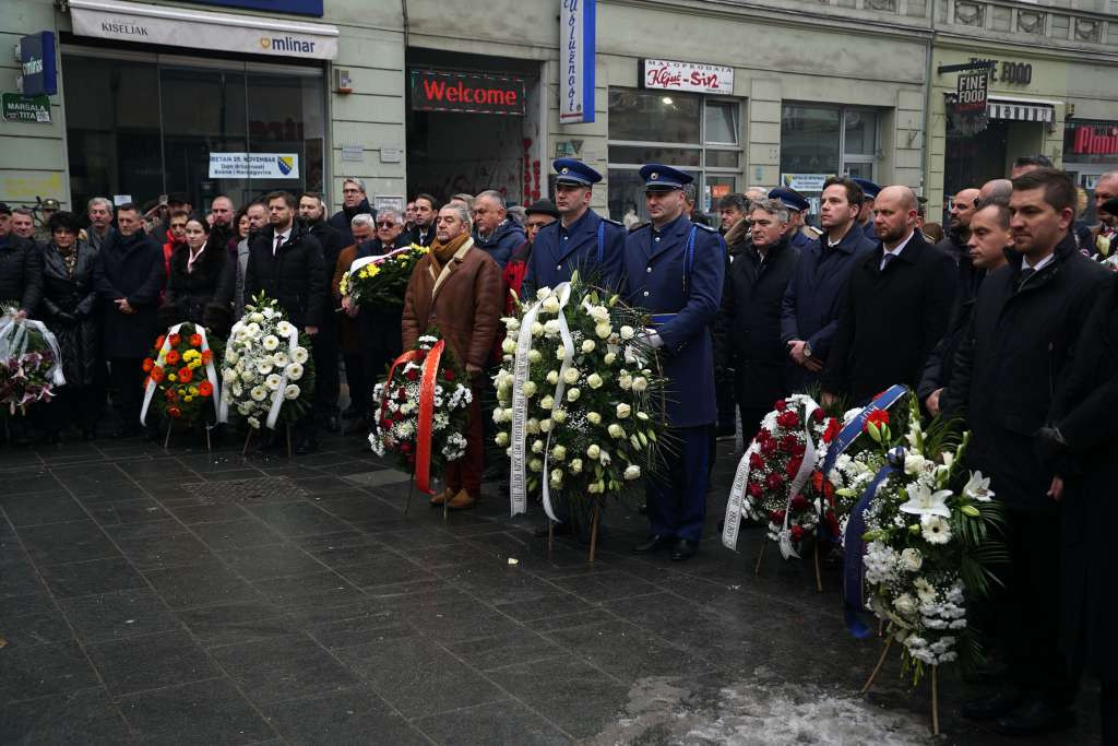 Polaganjem cvijeća kod Vječne vatre brojne delegacije obilježile Dan državnosti BiH