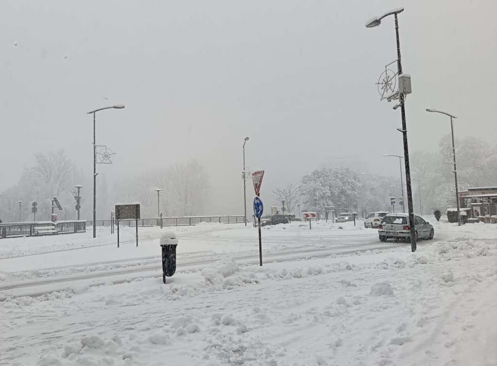 Tri osobe zadobile povrede u saobraćajnoj nezgodi kod Begovog Hana i prevezene u KBZ