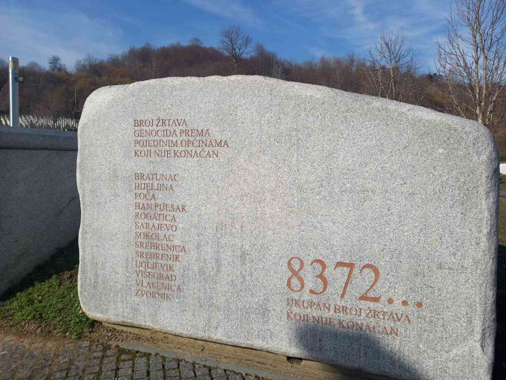 Institut za nestale osobe BiH predao artefakte 'Srebrenica 1995' Memorijalnom centru u Potočarima