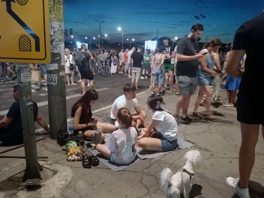 Izbačeni studenti iz zgrade Filozofskoga fakulteta u Novom Sadu