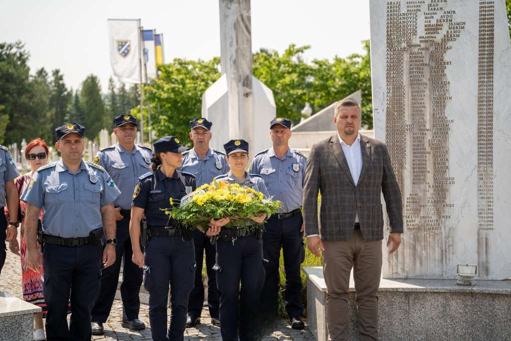 Povodom Dana policije USK položeno cvijeće i odata počast poginulim pripadnicima MUP-a