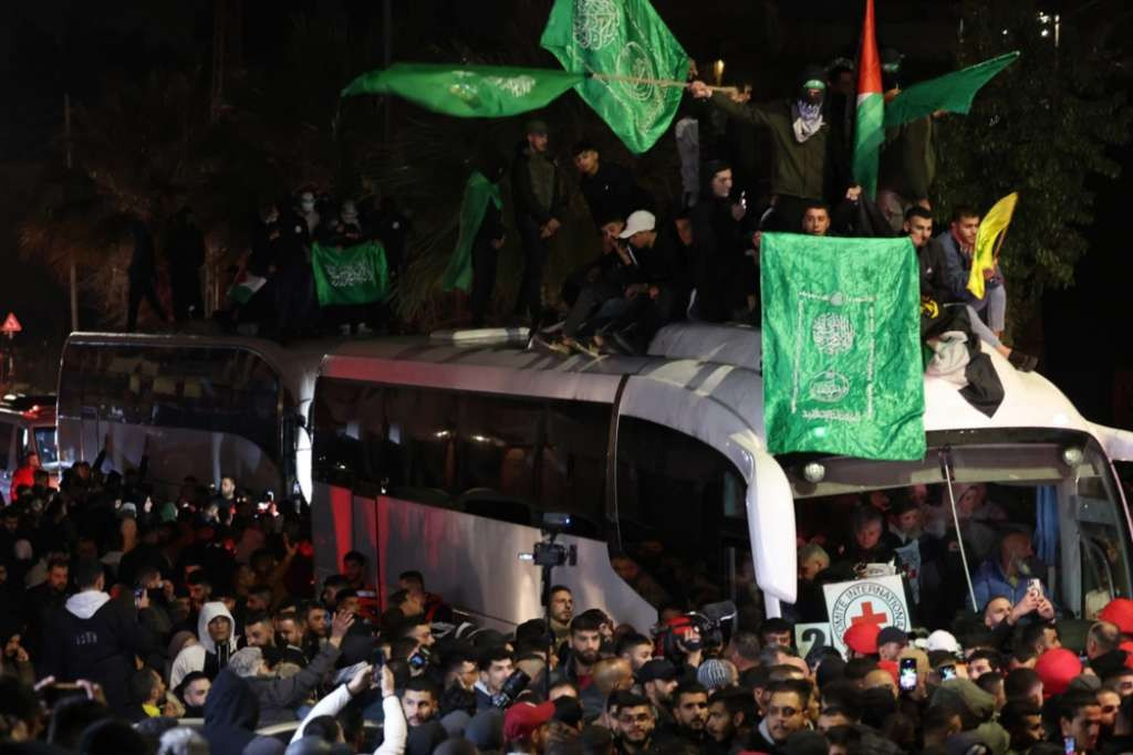 Oko devedeset palestinskih zatvorenika pušteno u zamjenu za tri izraelska taoca u sklopu primirja