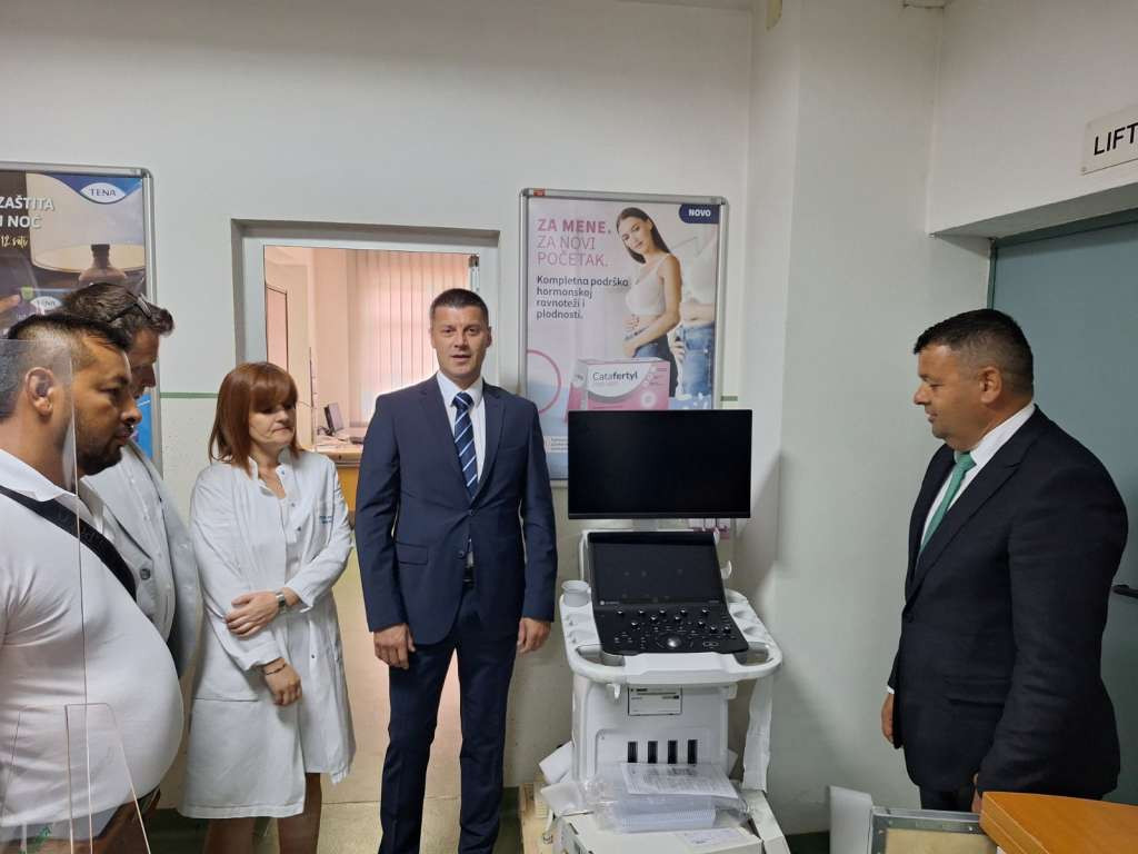 Hurtić uručio ultrazvučni aparat Domu zdravlja Gračanica