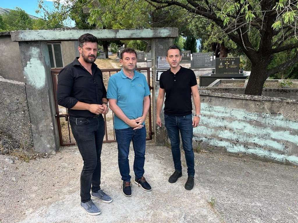Kordić obišao oskrnavljeno pravoslavno groblje: Ovakvi činovi nemaju mjesta u našem Mostaru