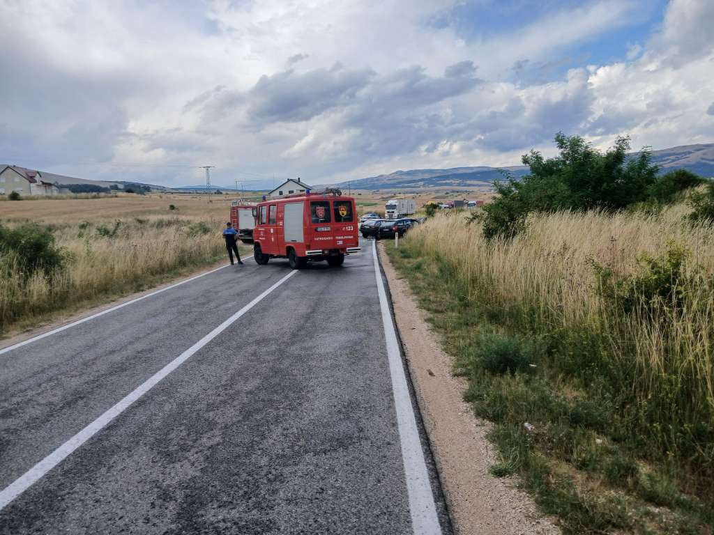 Jedna osoba poginula, jedna preminula, a trećoj se bore za život nakon prevrtanja auta u Varešu