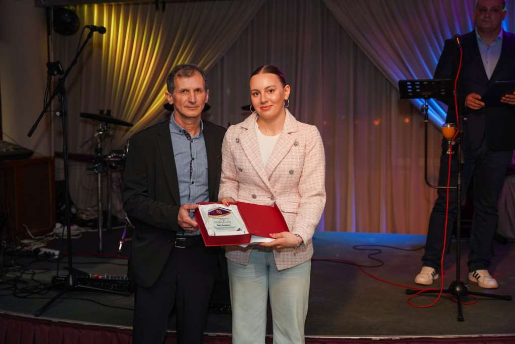 Specijalno prizanje za 15. godišnjicu Ski kluba ZE - 2010 najboljoj bh. juniorki Dajri Duraković