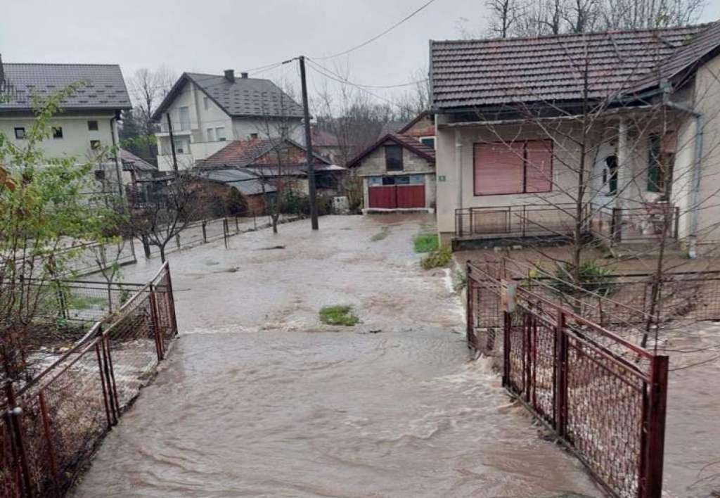 Uslijed obilnih padavina poplave u Bihaću, aktivirana klizišta, porasla Una