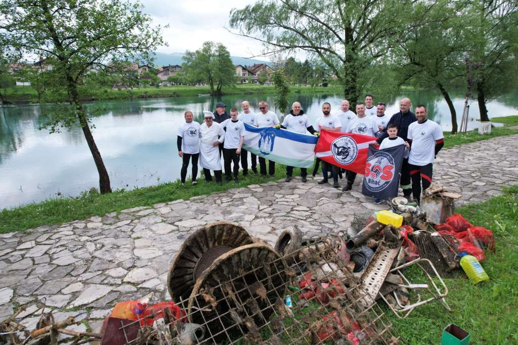Ekološka akcija Ronilačkog kluba 'Neptun', u centru Bihaća izvučena neeksplodirana granata