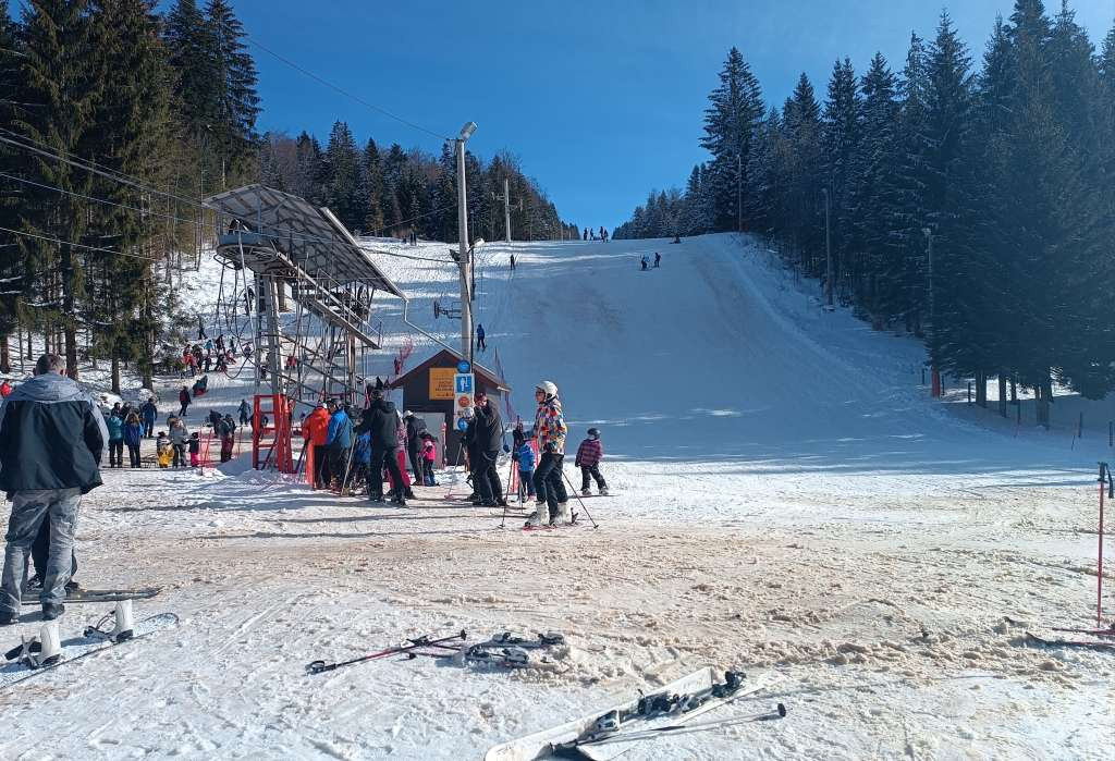 Noćnim skijanjem večeras se otvara skijaška sezona na Ponijerima kod Kaknja