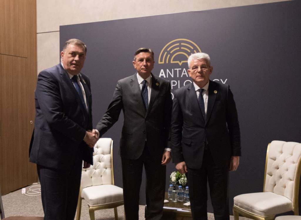 Džaferović i Dodik sastali se u Antaliji s predsjednikom Republike Slovenije Borutom Pahorom