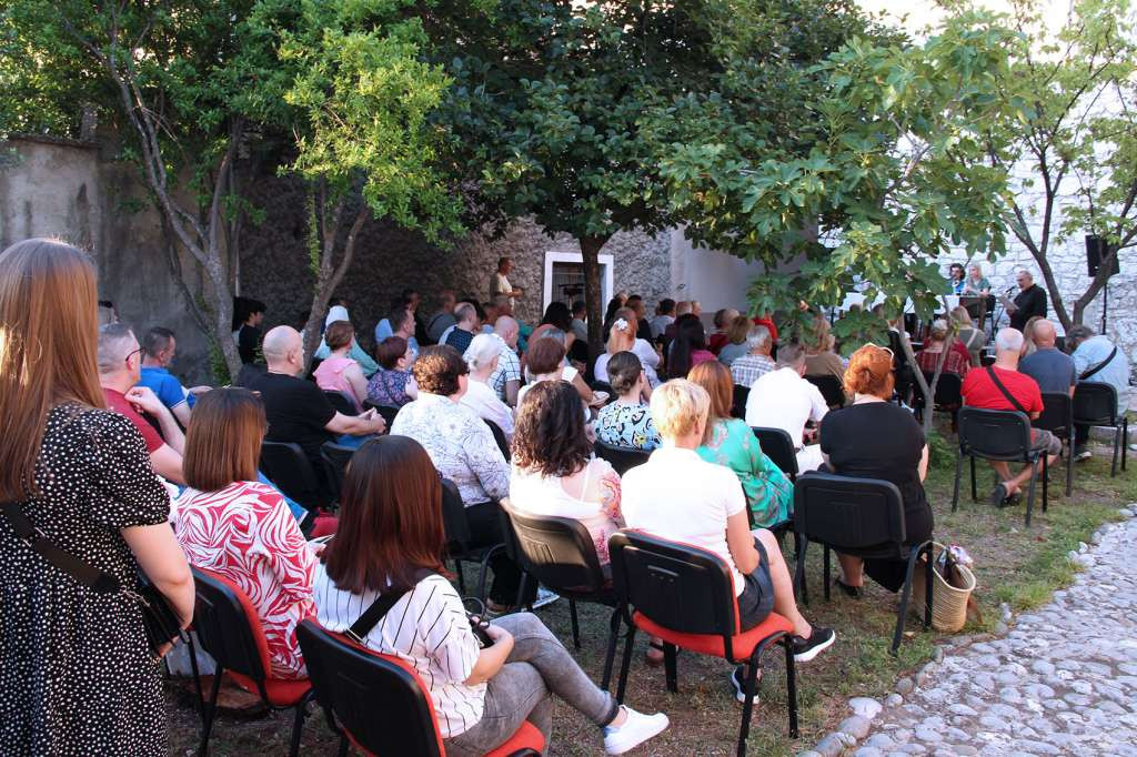 Knjiga poezije 'Mimoilaženja' promovisana na 'Mostarskom ljetu'