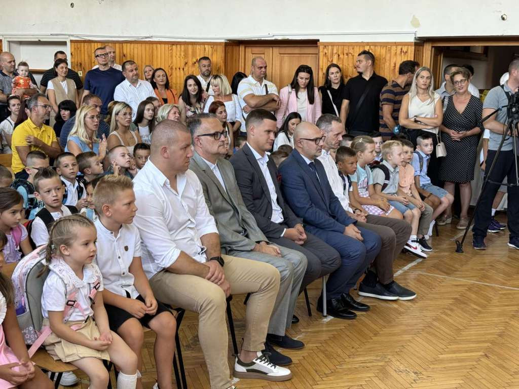 Premijer Halilagić i ministar Omerović zaželili uspješnu školsku godinu učenicima u TK