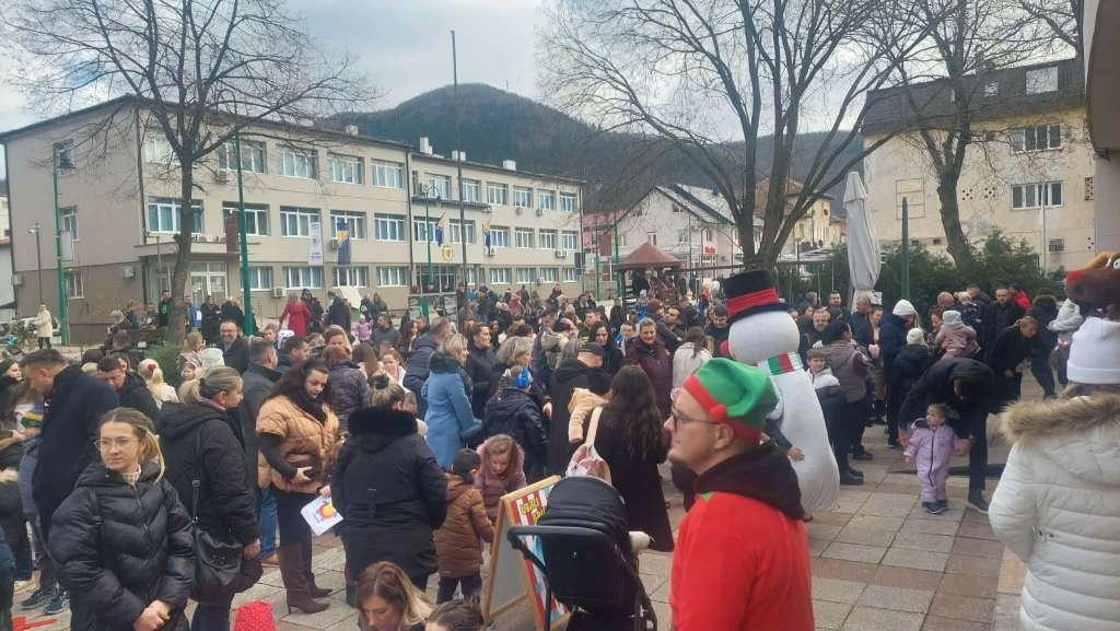 U Goraždu počeo „Snješkograd“: Novogodišnja čarolija za najmlađe i veliki doček na otvorenom