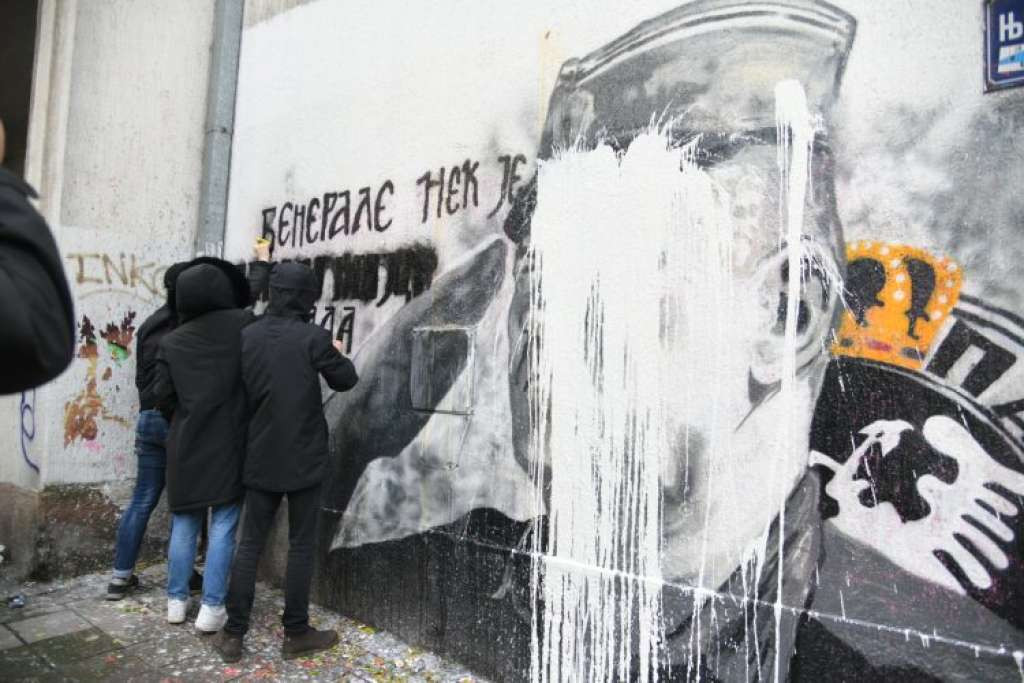 Žrtve traže da komunalna preduzeća uklone murale ratnog zločinca