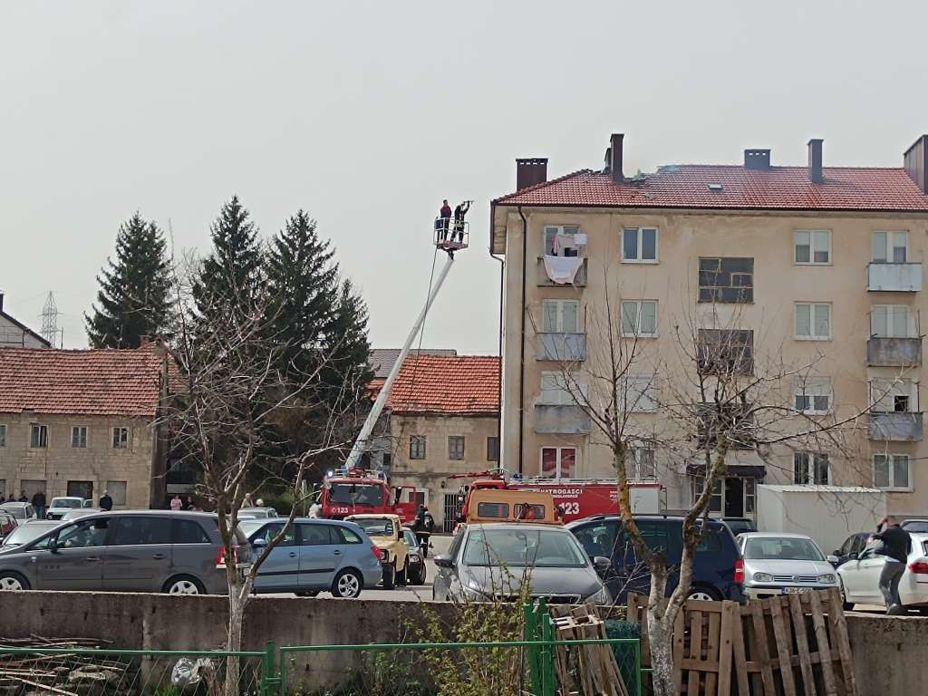 Ugašen požar na višekatnici u središtu Tomislavgrada