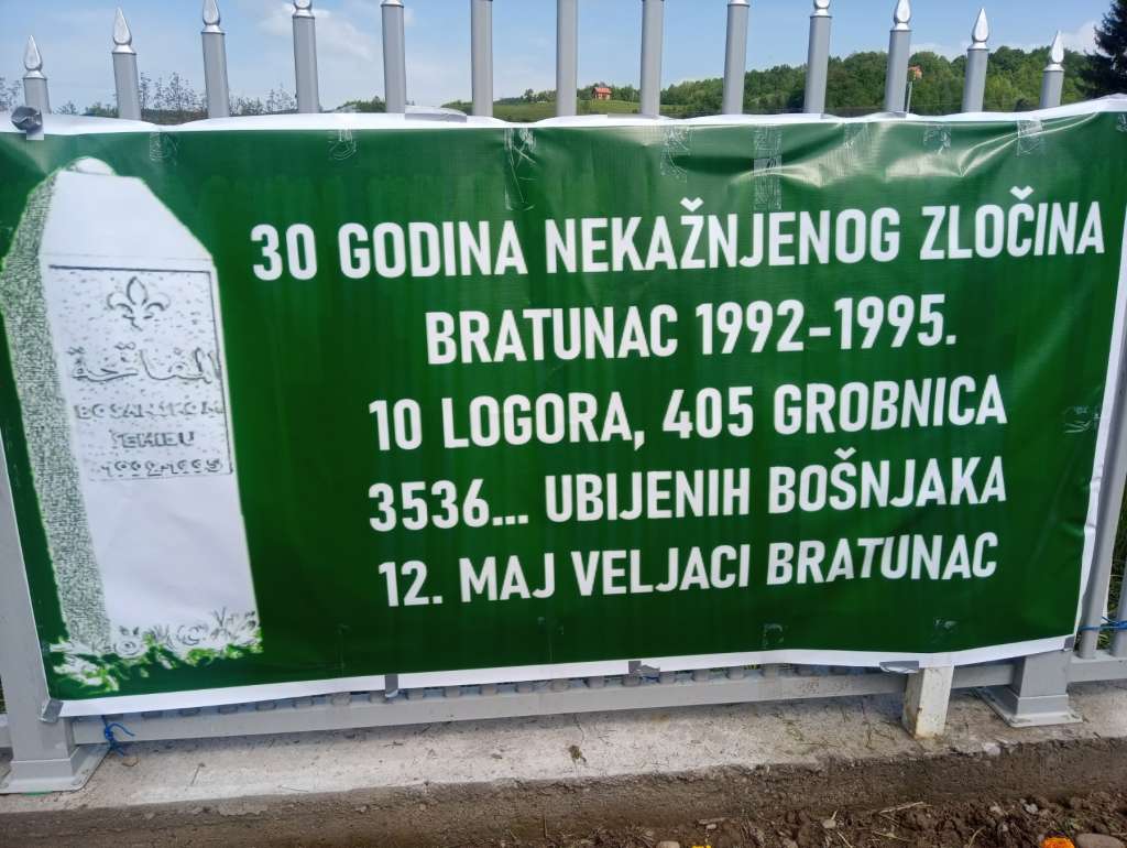Posmrtni ostaci četiri žrtve proteklog rata spremni za ukop na kolektivnoj dženazi u Bratuncu