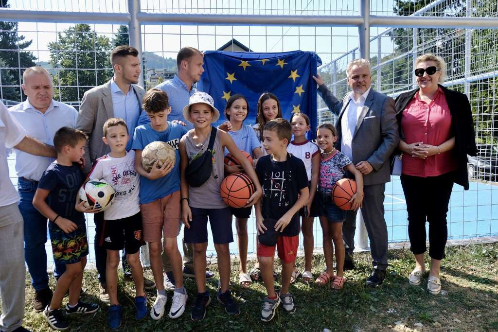 Sattler otvorio obnovljeni košarkaški teren u Banjoj Luci i naglasio efekat pomoći EU za građane