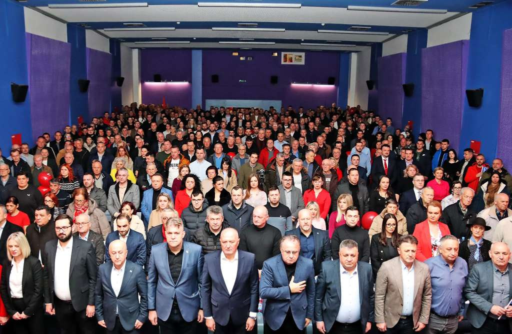 SDPBiH organizirao tribinu u Maglaju: O svojoj budućnosti odlučivat će građani,a ne stranačke elite