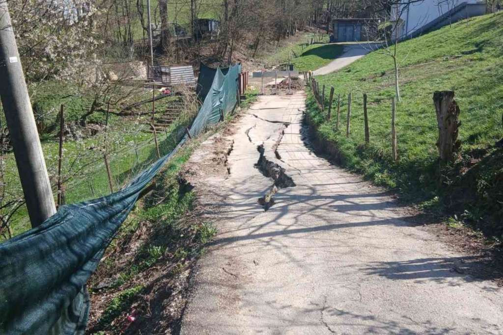 Zbog klizišta u vogošćanskom naselju Ugorsko zatvoren promet, problemi sa vodosnabdijevanjem