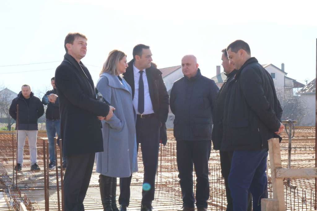 Mušić, Hadžović i Faladžić posjetili sportsku dvoranu u izgradnji u naselju Bijelo Polje