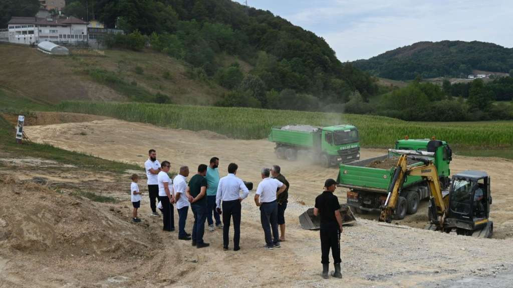 Hrnjić prisustvovao početku radova na izgradnji moderne farme Ratar u Bužimu