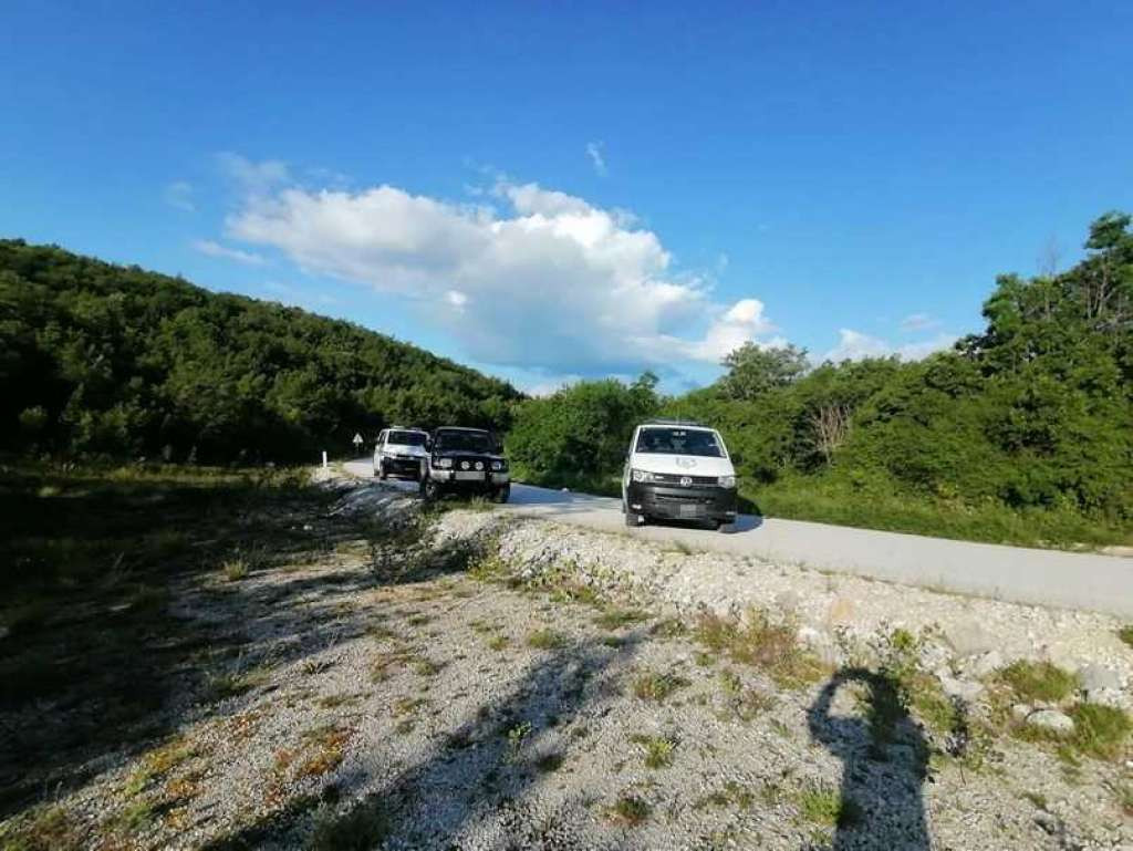 Dvojica državljana Turske pokušala prokrijumčariti 13 stranih državljana