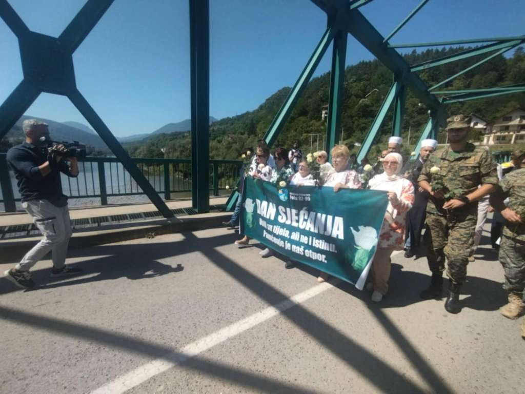 U znak sjećanja na žrtve Foče sa Karlovog mosta u Drinu spuštene ruže
