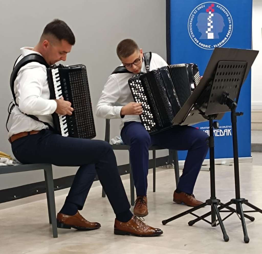 Svečano obilježen Svjetski dan harmonike koncertom akordeonista Marka Plavčića i Ante Milića