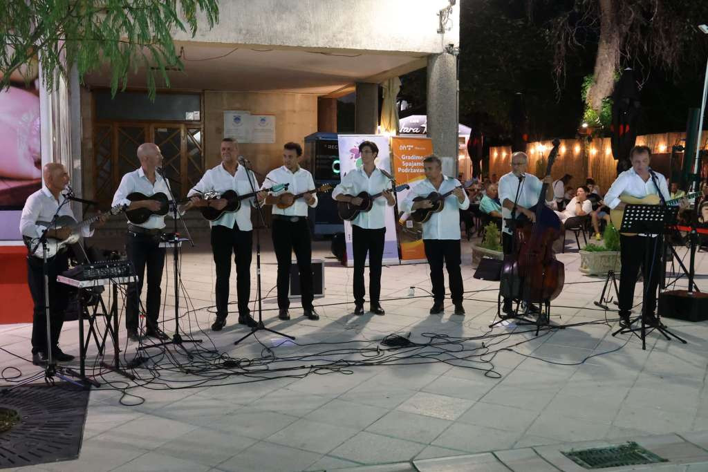 Prekrasna noć uz koncert „Mostarskih tamburaša“