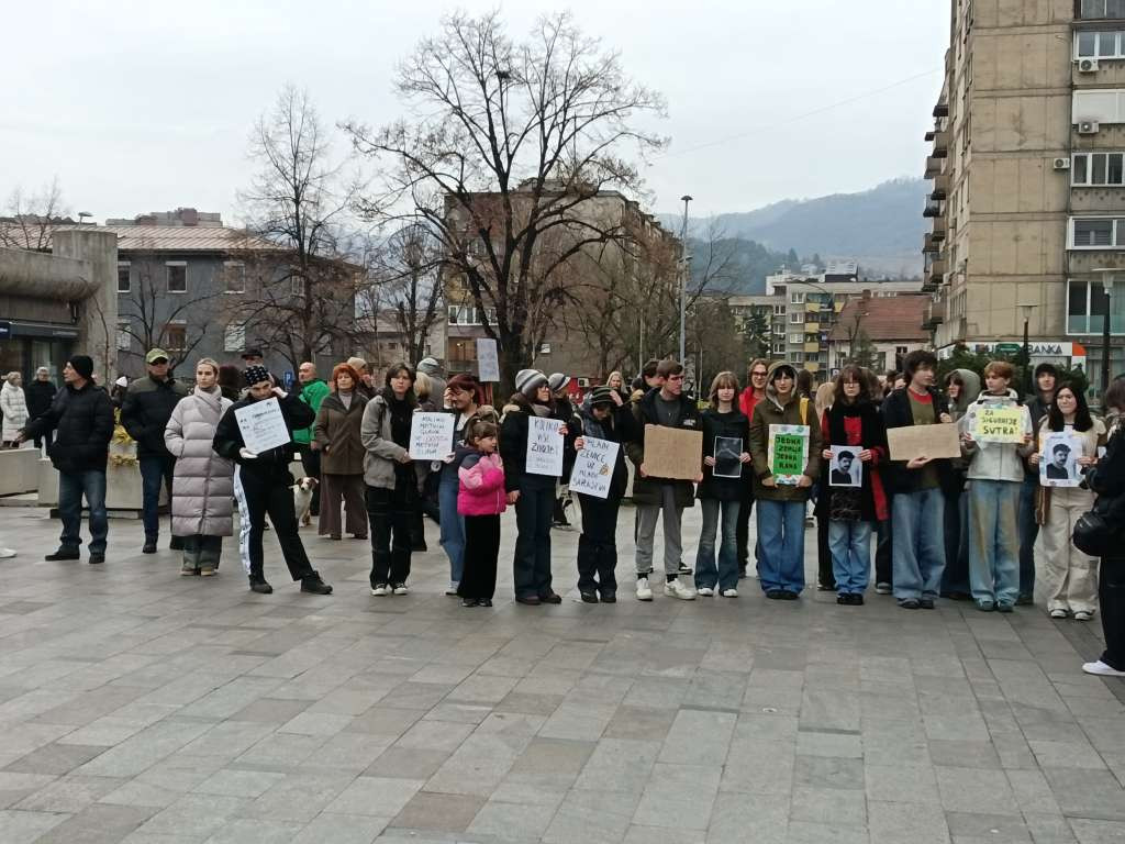 Zenica pružila podršku protestima u Sarajevu: "Mladi Zenice za mlade Sarajeva"