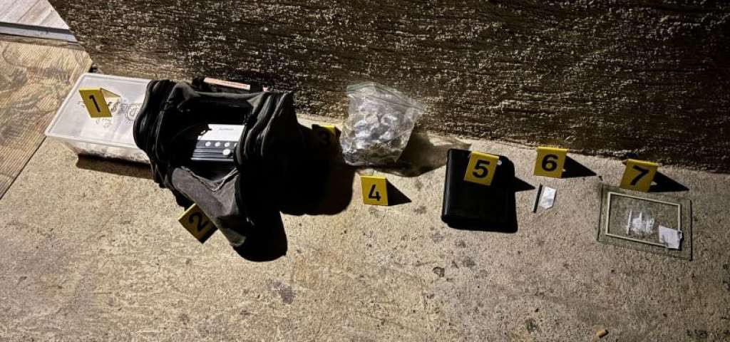 U Tešnju pronađeno više od tri kilograma droge i dvije eksplozivne naprave