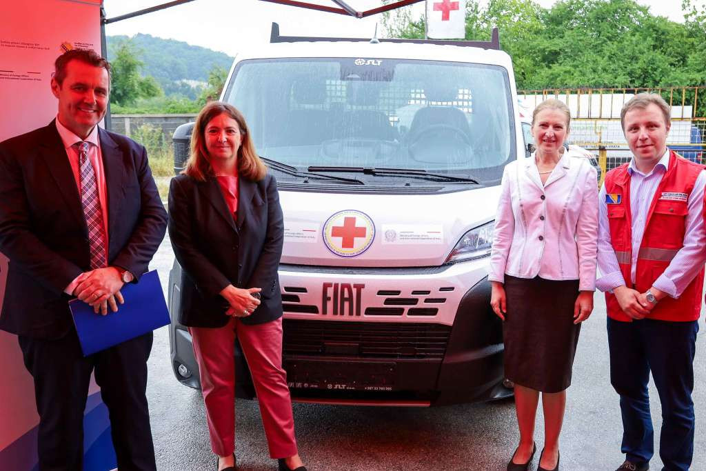 Ministarstvo vanjskih poslova Italije doniralo teretno vozilo Društvu CK BiH