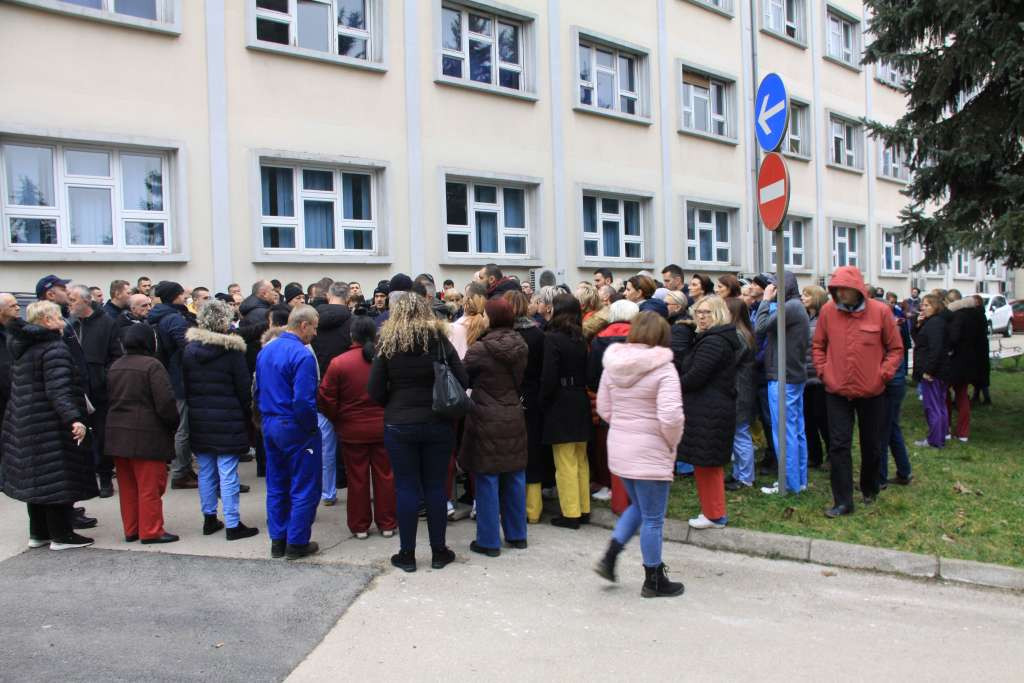 Protest radnika zeničke bolnice zbog neisplaćivanja jednokratne pomoći