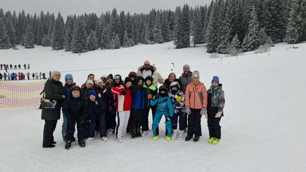 Stotine učenika šestih razreda na Igmanu, nastavljena realizacija 'Škole skijanja u Kantonu Sarajevo