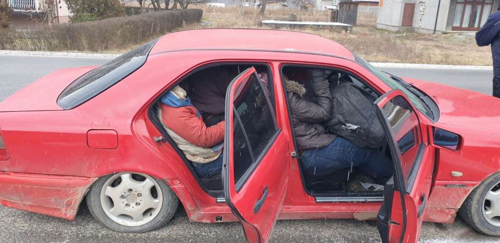 Pripadnici GPBiH lišili slobode četiri bh. državljana zbog krijumčarenja 20 migranata