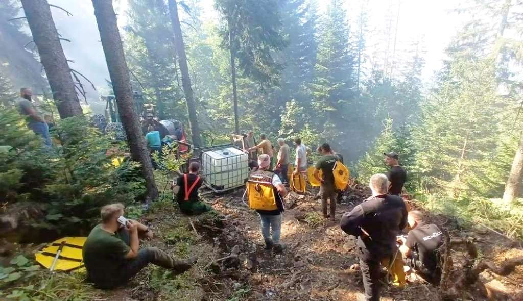 Požar na Grmeču i dalje aktivan, na terenu radnici šumarija, vatrogasci i Civilna zaštita