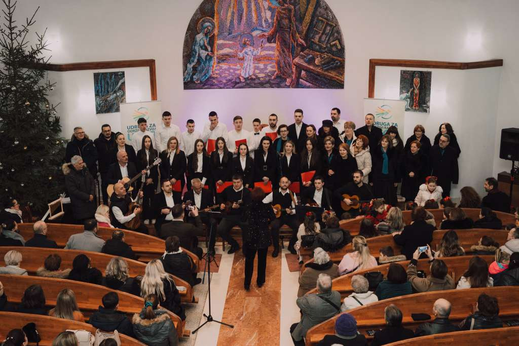 Busovača: Božićni koncert 'Čestit Božić dobri ljudi' privukao brojne posjetitelje